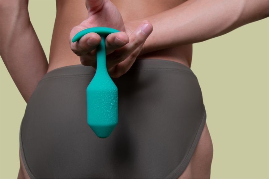 Зеленая анальная пробка со смещенным центром тяжести B-Vibe Snug Plug 2, силиконовая 65123 /BV-008 GRN фото