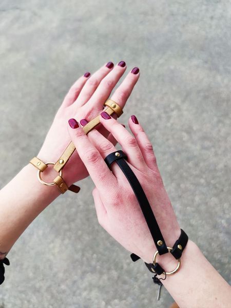 Пара браслетов на запястье и палец Bijoux Indiscrets MAZE Hand Bracelet Harness Brown, экокожа BJ0241 фото