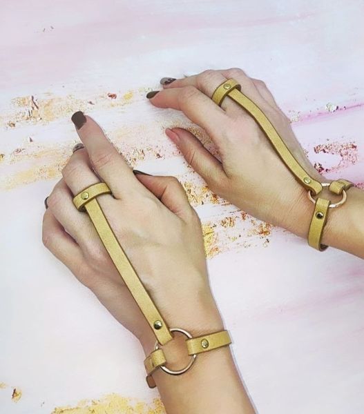 Пара браслетов на запястье и палец Bijoux Indiscrets MAZE Hand Bracelet Harness Brown, экокожа BJ0241 фото