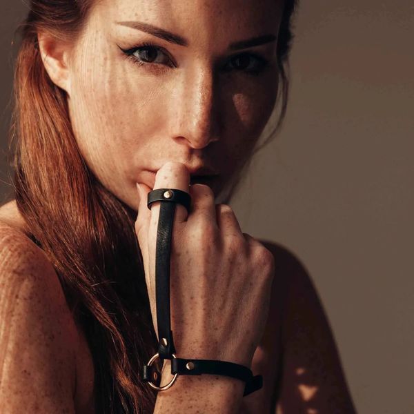 Пара браслетов на запястье и палец Bijoux Indiscrets MAZE Hand Bracelet Harness Brown, экокожа BJ0241 фото