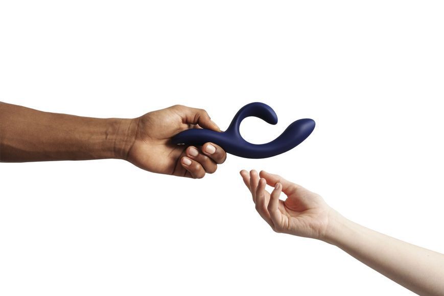 Inteligentny wibrator w kształcie kr&oacute;liczka We-Vibe Nova Midnight, ergonomiczny, regulowany kąt nachylenia korpusu